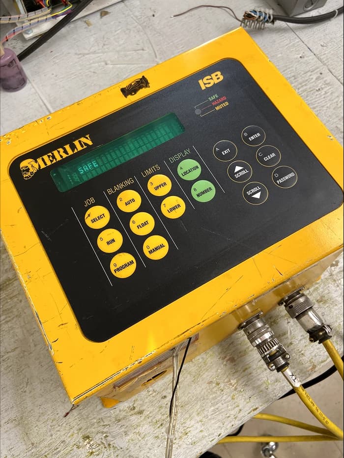 Merlin 4000 HMI in Safe state alongside an MX light column